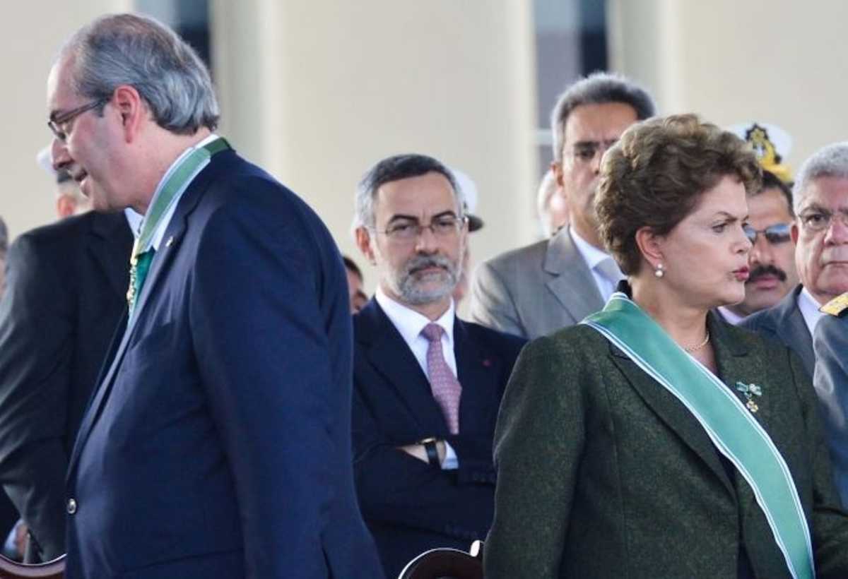 O presidente da Câmara dos Deputados Eduardo Cunha e a presidenta Dilma Rousseff  de costas um para o outro