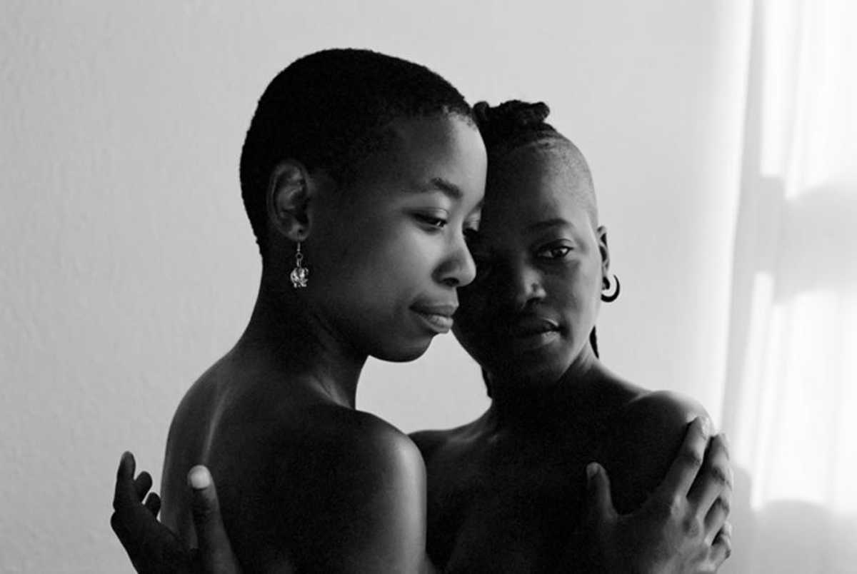Abraço de duas mulheres negras