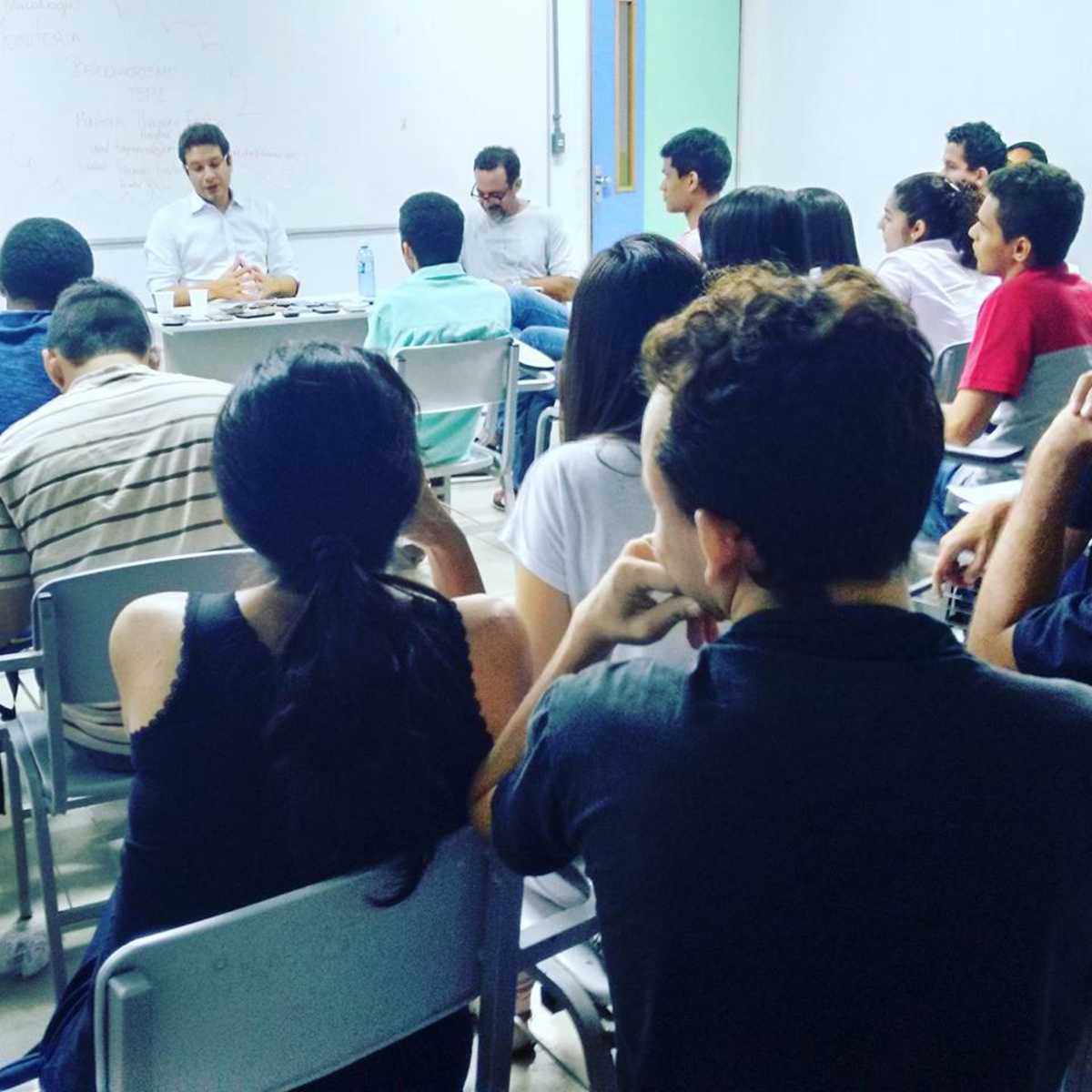 Estudantes em sala de aula ouvem o deputado estadual Renato Roseno