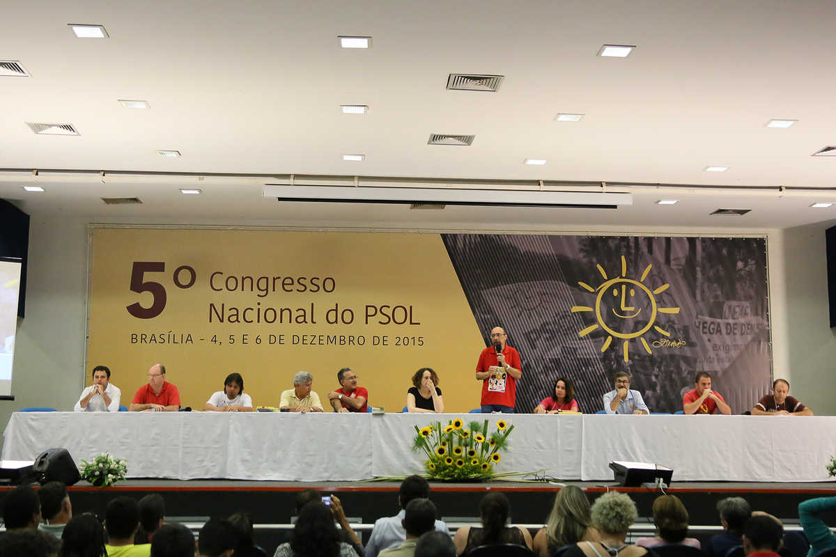 Plateia diante de uma mesa com várias pessoas e painel ao fundo com os dizeres: 5º Congresso Nacional do PSOL