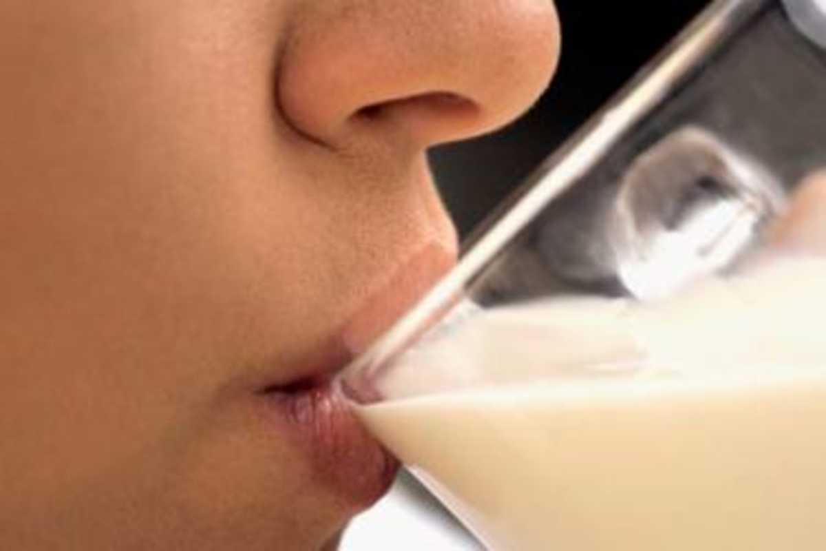 Criança ingere copo de leite