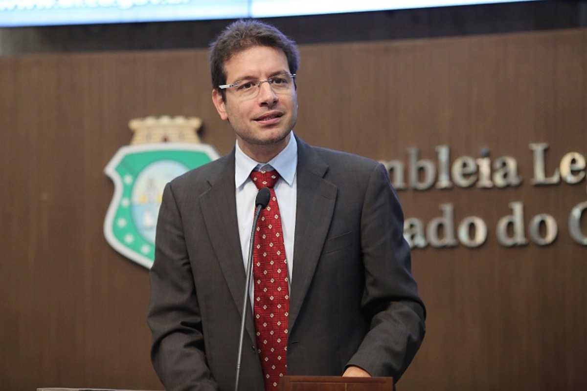 Renato Roseno fala na tribuna da Assembleia Legislativa