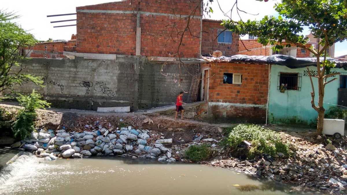 Esgoto correndo nas proximidades de residências