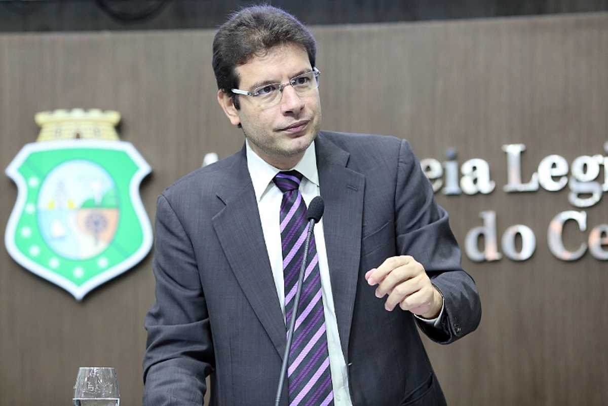 Deputado Renato Roseno  fala na tribuna da Assembleia Legislativa