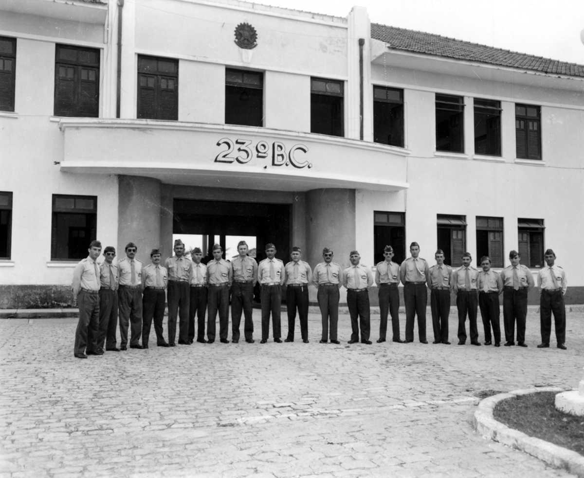 Grupo de militares em frente ao prédio do 23º Batalhão de Caçadores, em Fortaleza