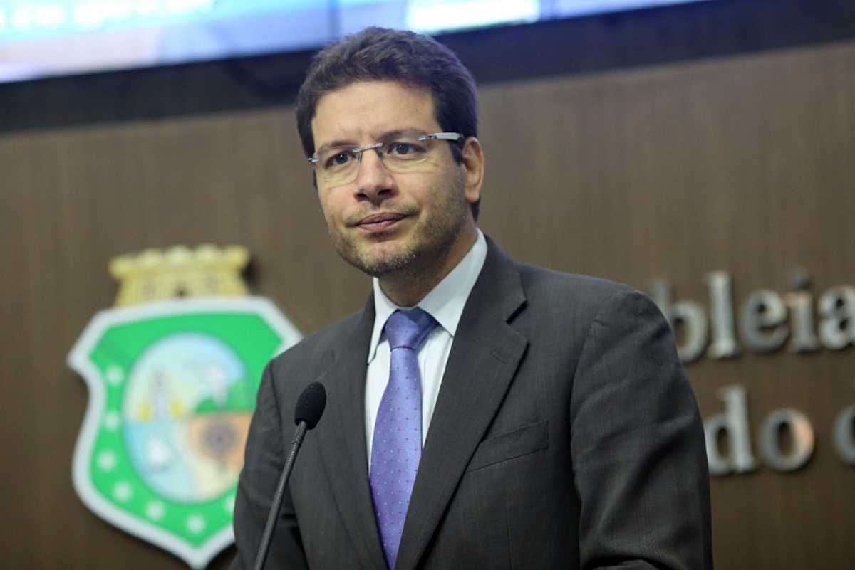 Deputado Renato Roseno na tribuna da Assembleia Legislativa