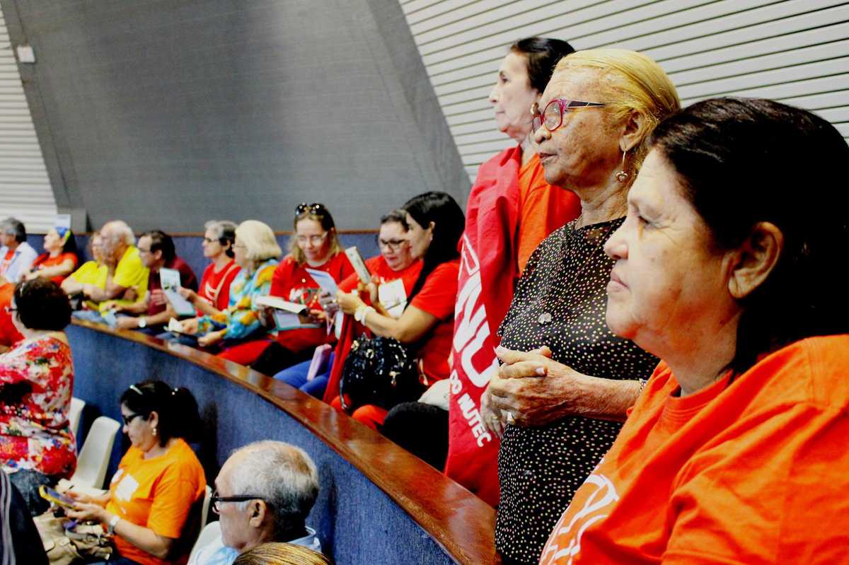 Servidores estaduais ocupam as galerias da Assembleia Legislativa e assistem à sessão plenária 