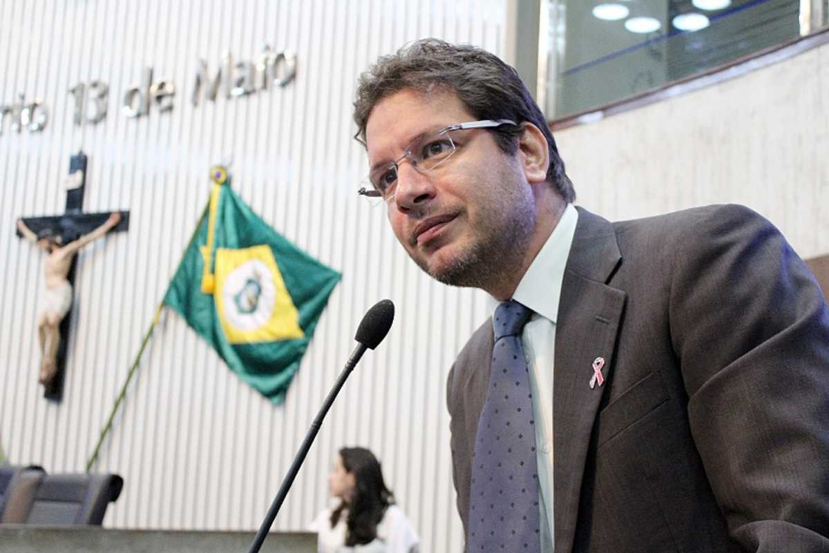 Renato Roseno fala na tribuna da Assembleia Legislativa