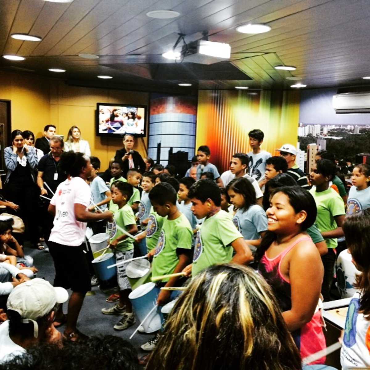 Banda de Lata do Jangurussu: crianças se apresentam em auditório lotado