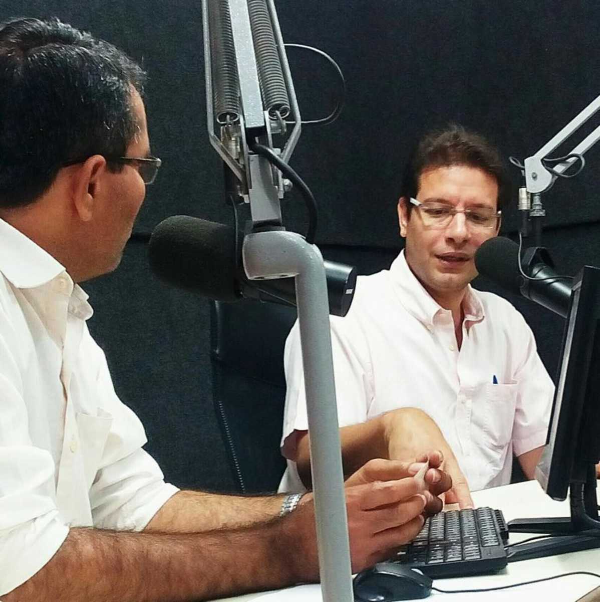 Renato Roseno fala durante entrevista em estúdio de emissora de rádio