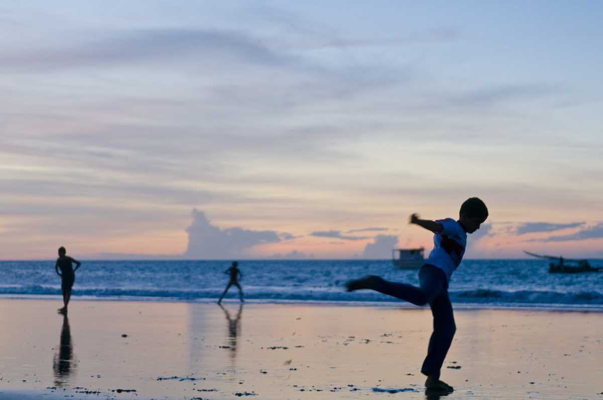 Foto de menino na praia