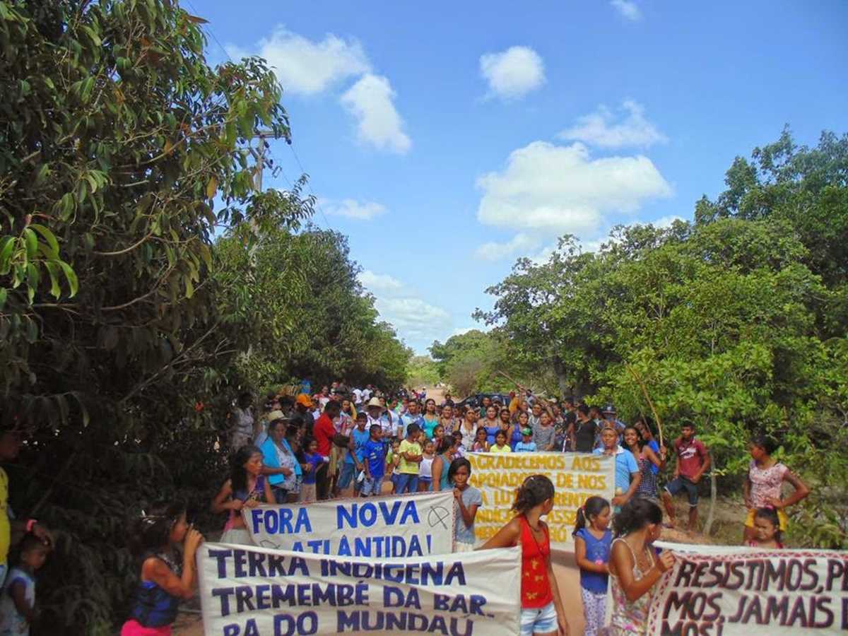 Índios Tremembé da Barra do Mundaú, em Itapipoca, exibem faixas em passeata: resistência contra invasões, desmatamentos e ameaças