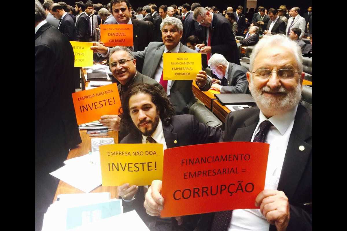 Deputados Ivan Valente, Jean Wyllys, Edmilson Rodrigues, Chico Alencar e Glauber Braga exibem cartazes, em defesa de uma reforma política, com os dizeres: financiamento empresarial = corrupção; empresa não doa, investe; não ao financiamento empresarial privado; não dá + pra segurar, devolve Gilmar