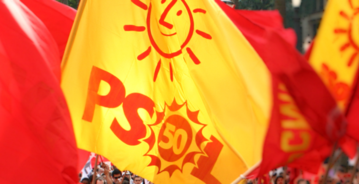 Várias bandeiras do PSOL em atividade de rua