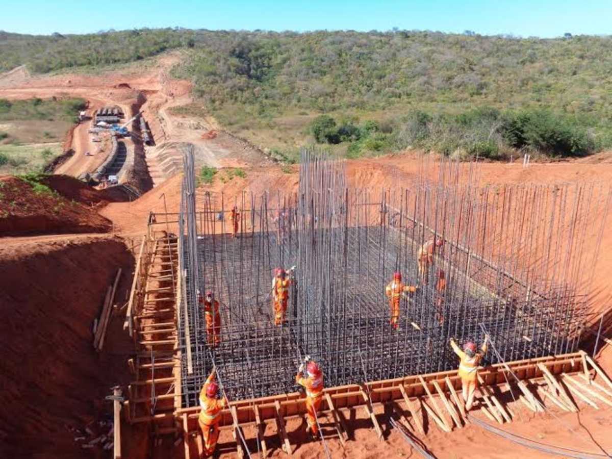 Operários trabalham na obra Cinturão das Águas