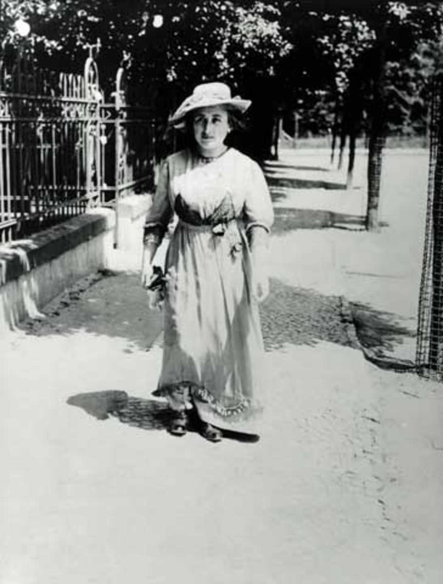 Rosa Luxemburgo passeia em praça pública