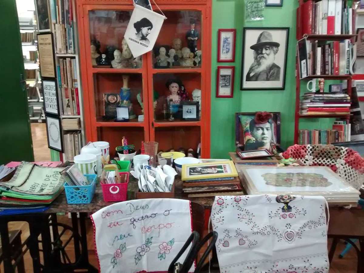 Livros, peças, armários, objetos de arte, quadros, entre outros objetos do Plebeu Gabinete de Leitura