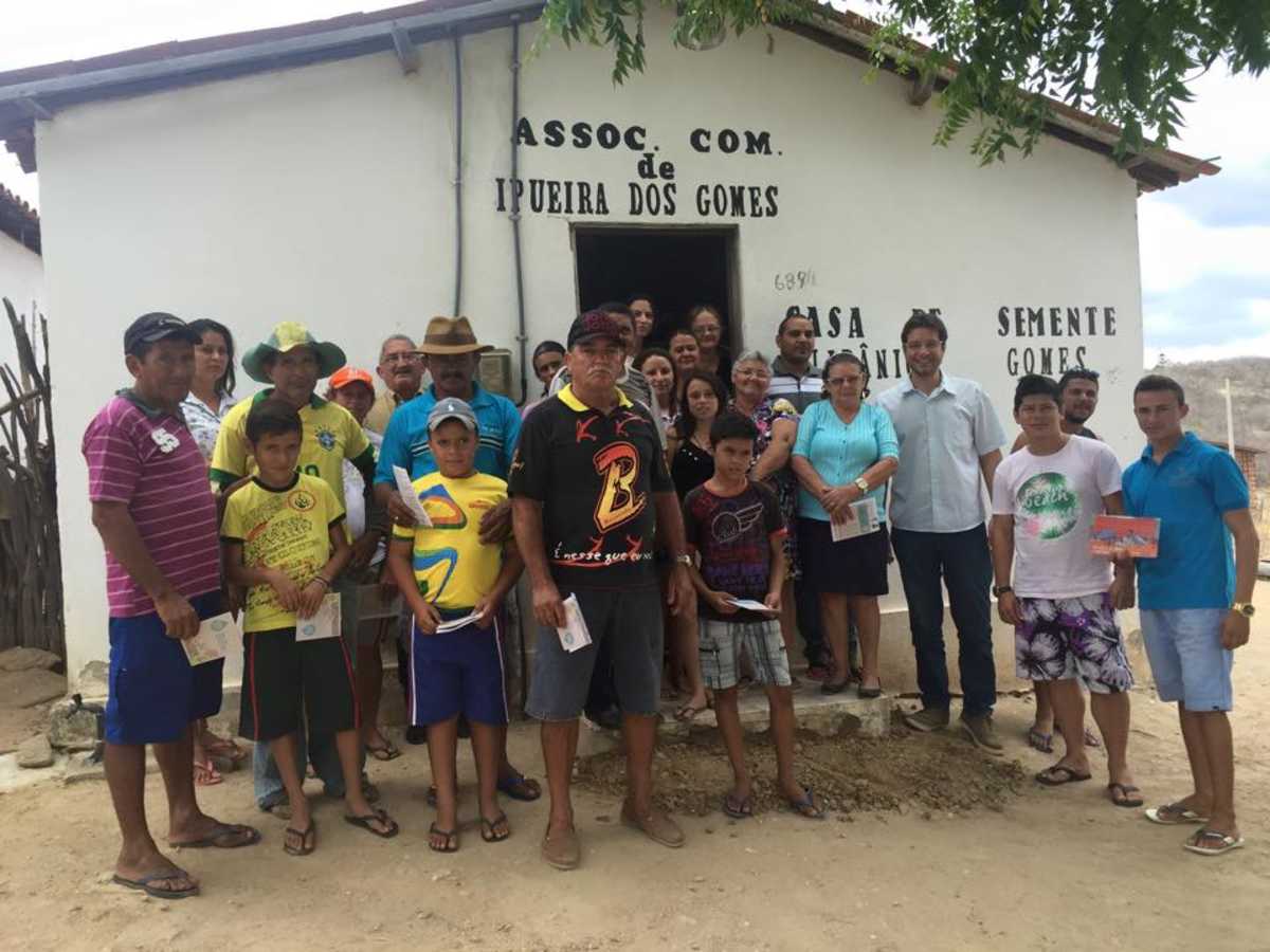 Renato Roseno e moradores da comunidade Ipueira dos Gomes, em Canindé, em pé, diante da sede da associação comunitária