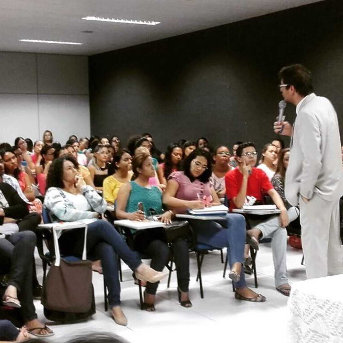 Em pé ao microfone, deputado estadual Renato Roseno fala em sala de aula para estudantes da Faculdade de Tecnologia do Nordeste - Fatene Caucaia 