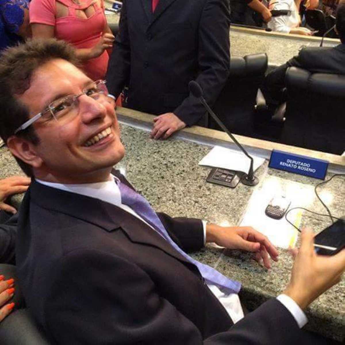 Renato Roseno sentado em plenário. Placa com nome mostra que ele é deputado estadual