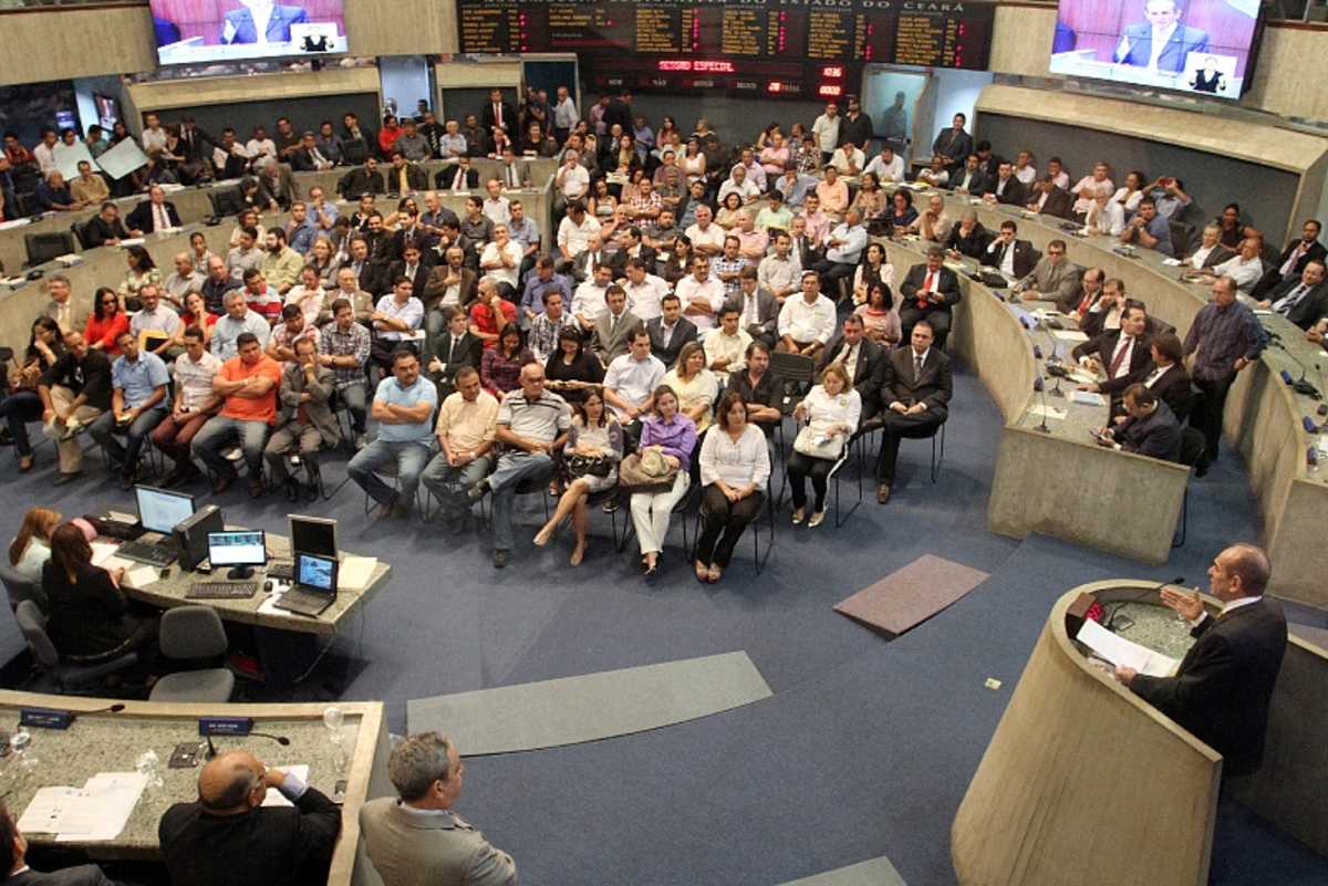 Imagem do alto do plenário da Assembleia Legislativa do Ceará lotado para a sessão especial sobre reforma política