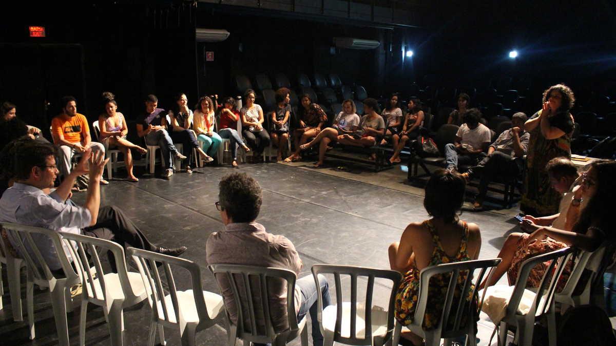 Pessoas em roda conversando sobre cultura, arte, resistência e sobre a cidade de Fortaleza