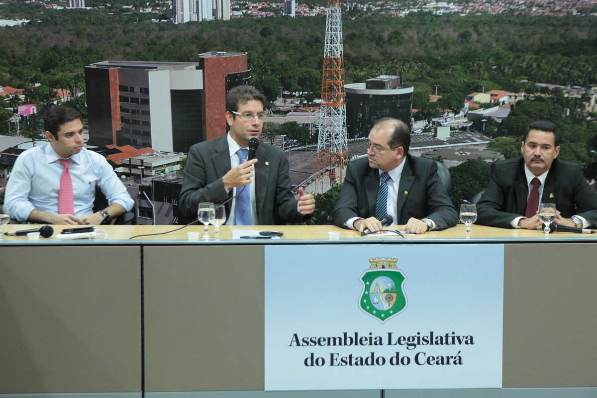 Deputado Renato Roseno usa o microfone na primeira reunião da nova Comissão de Direitos Humanos e Cidadania da Assembleia Legislativa do Ceará. Ao lado dele, o deputado Júlio César Filho, à esquerda, e os deputados Zé Ailton Brasil e Moisés Braz, à direita