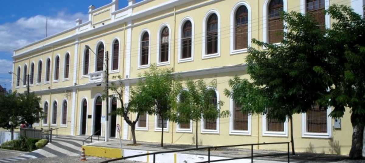 Fachada da Universidade Vale do Acaraú é uma das instituições de ensino superior mantidas pelo Governo do Ceará