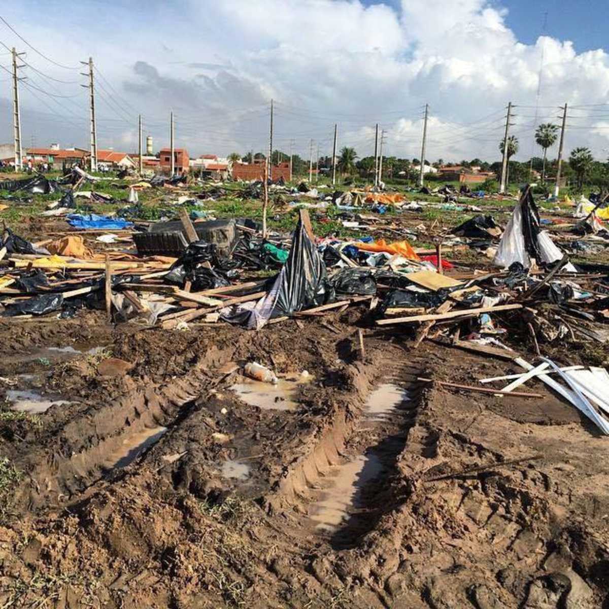 Marcas de tratores sobre o solo e barracos derrubados no terreno onde os sem-teto montaram ocupação em Maracanaú