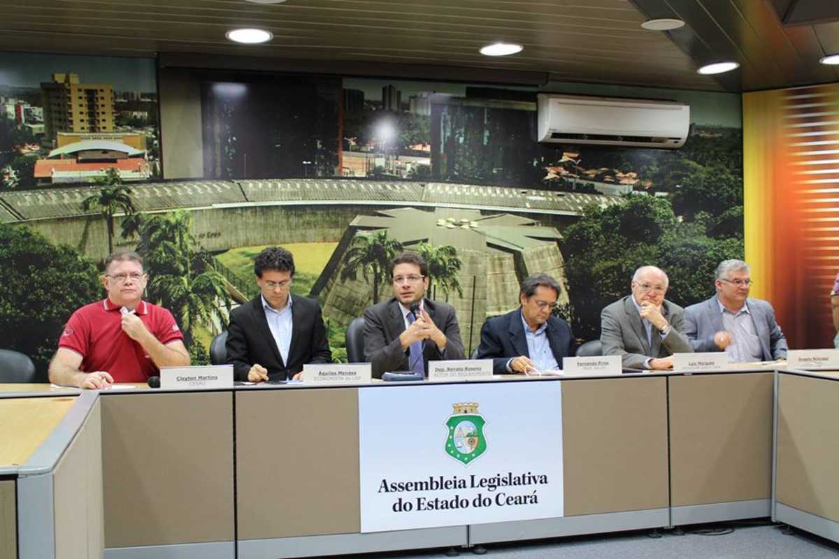 Mesa composta pelo deputado estadual Renato Roseno (ao centro) e os convidados para a audiência pública sobre o financiamento da saúde pública e a crise no Sistema Único de Saúde (SUS) 