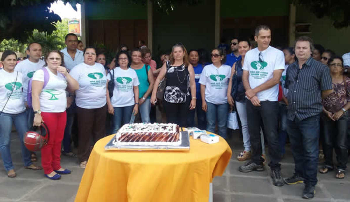 Trabalhadores em greve reunidos diante de uma mesa