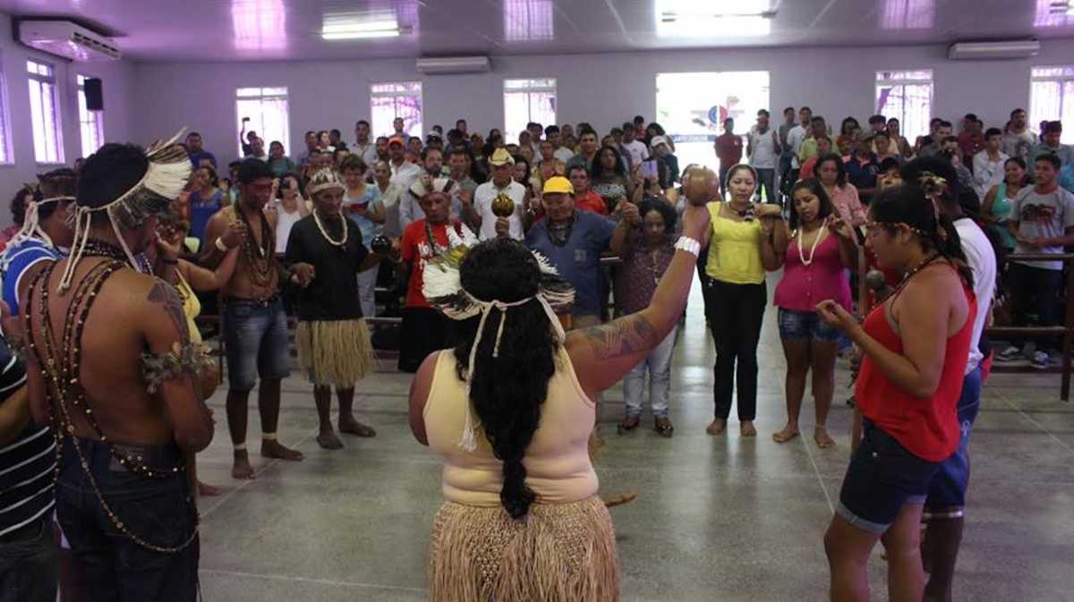Indígenas e outras pessoas em roda e ao fundo, na Câmara Municipal de Itapipoca, antes da audiência pública 