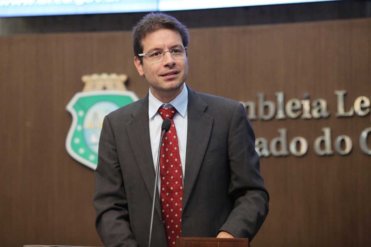 Renato Roseno fala na tribuna do plenário da Assembleia Legislativa do Ceará