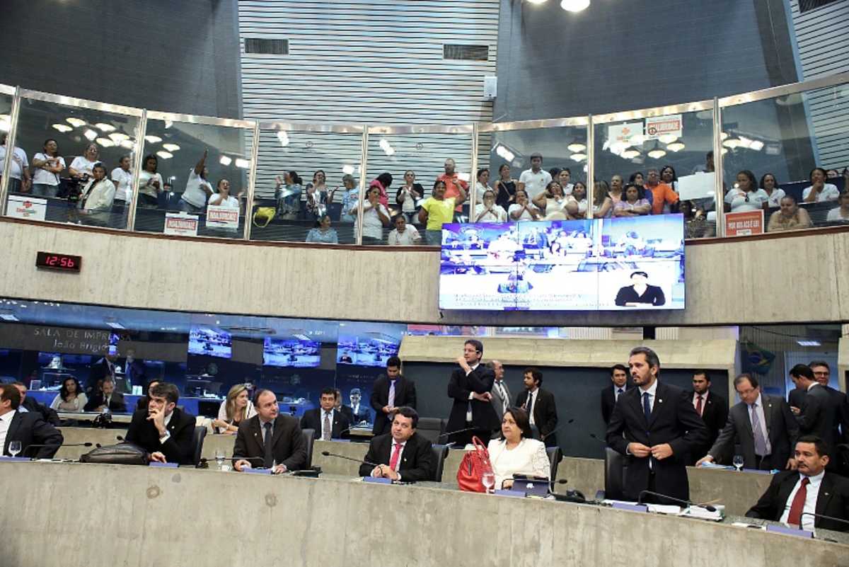 Agentes comunitários de saúde estiveram nas galerias da Assembleia Legislativa enquanto deputados discutem a matéria