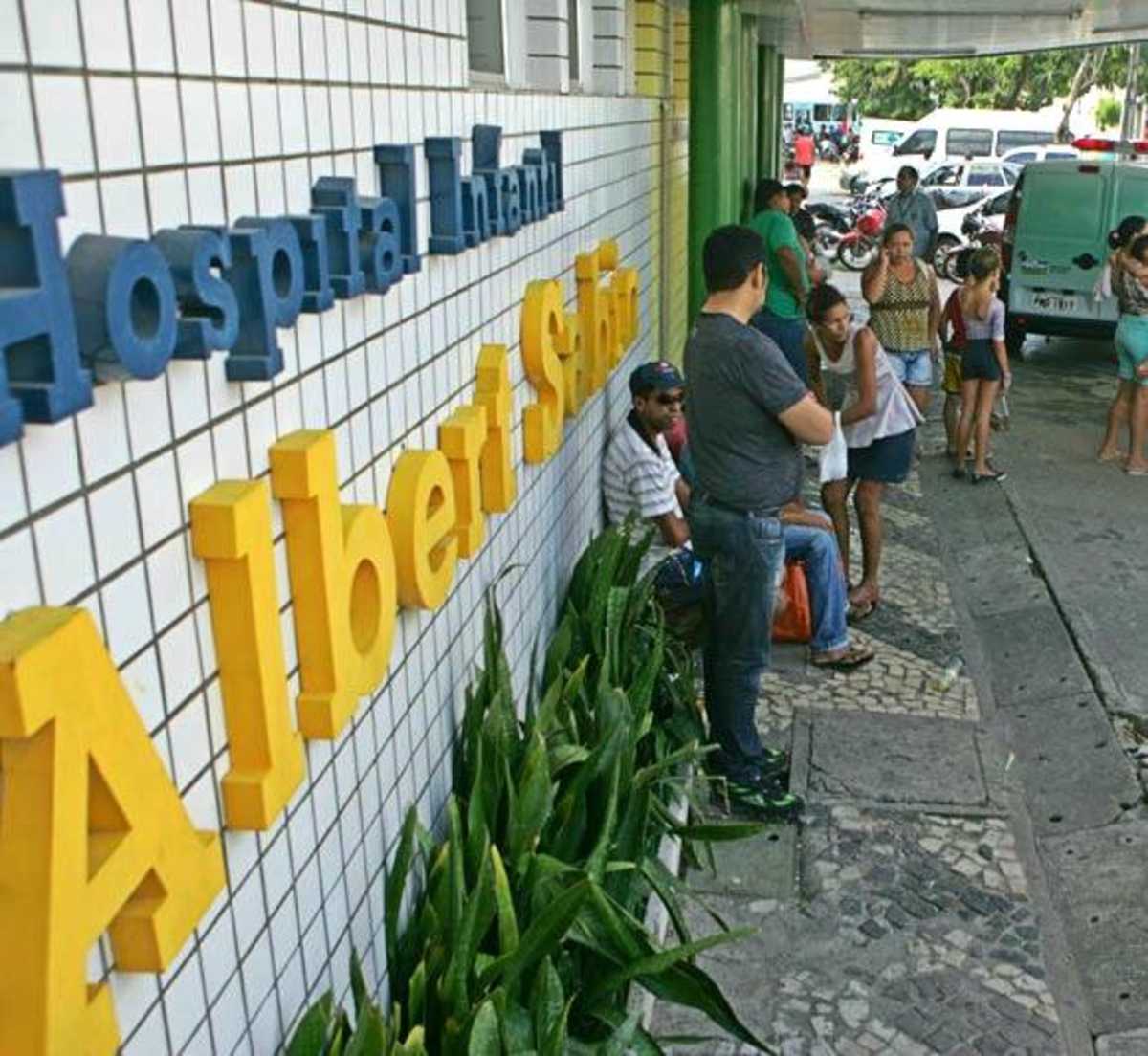 Fachada do Hospital Infantil Albert Sabin com adultos e crianças ao fundo