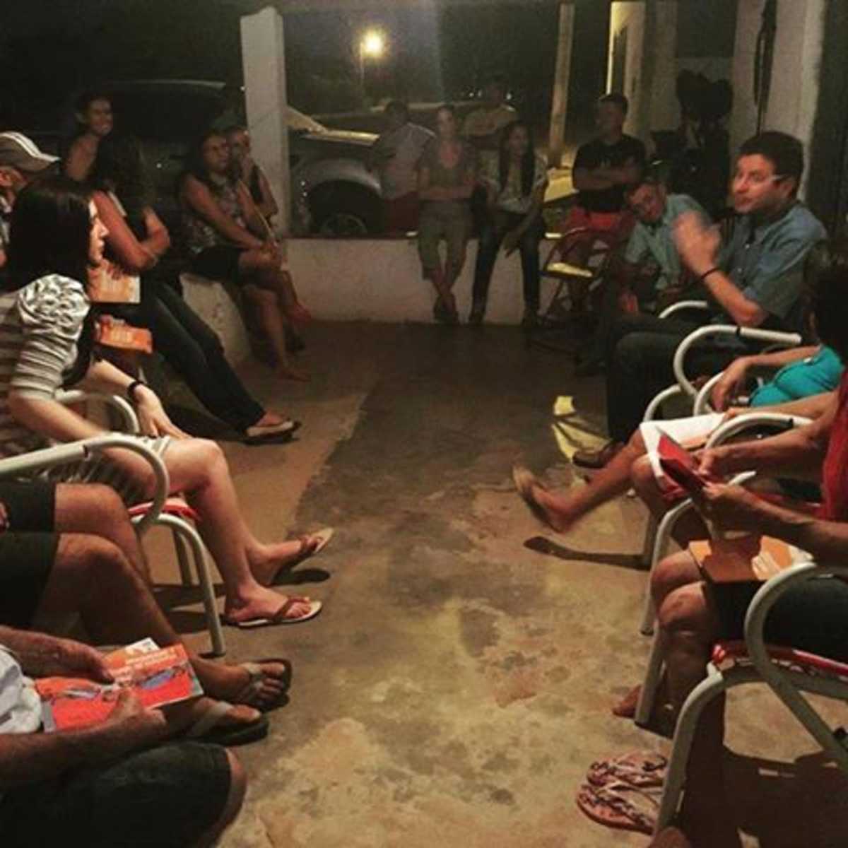 Renato Roseno e moradores da Comunidade do Gaspar, em Quixelô, sentados em alpendre