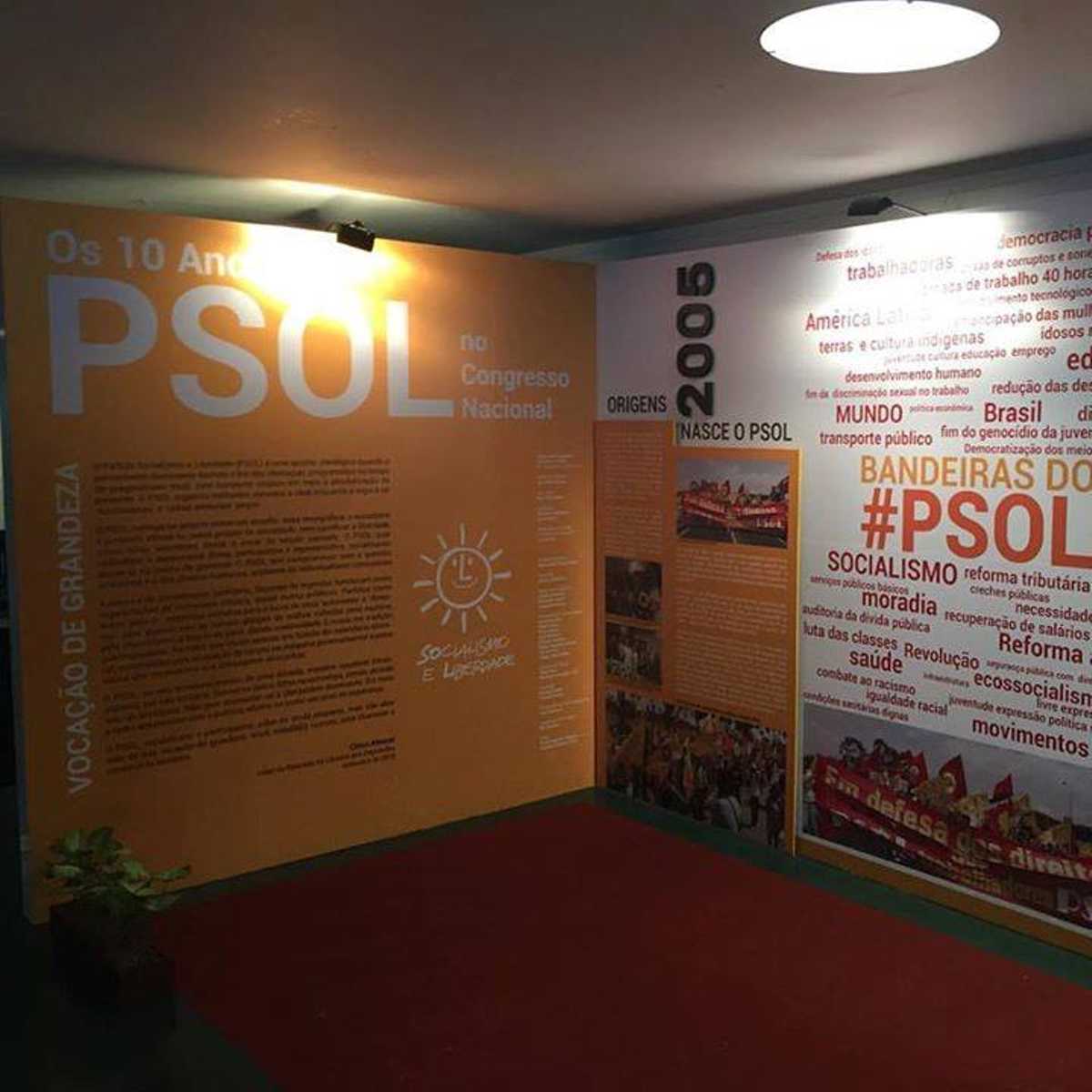 Painéis em exposição na Câmara dos Deputados sobre a história do PSOL
