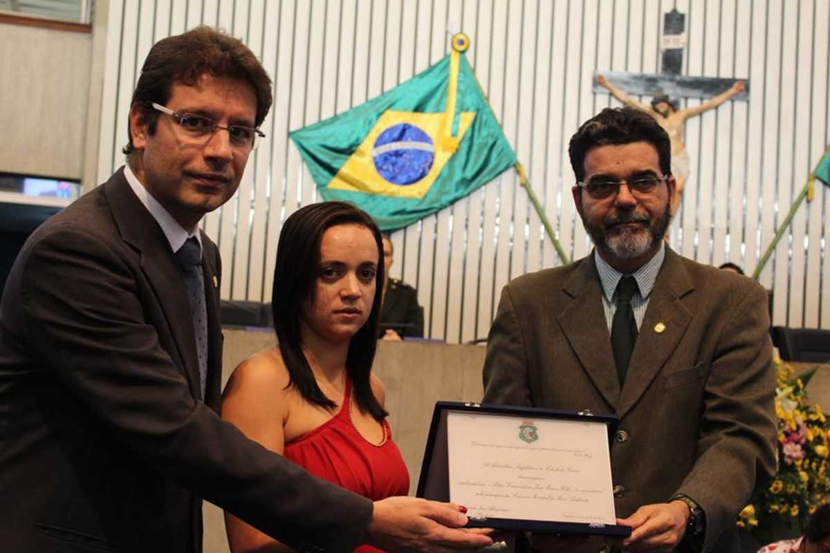 No plenário da Assembleia Legislativa, o deputado Renato Roseno e o vereador João Alfredo entregam a Antônia Márcia Xavier, filha do ambientalista José Maria do Tomé, placa alusiva à Semana Mundial do Meio Ambiente
