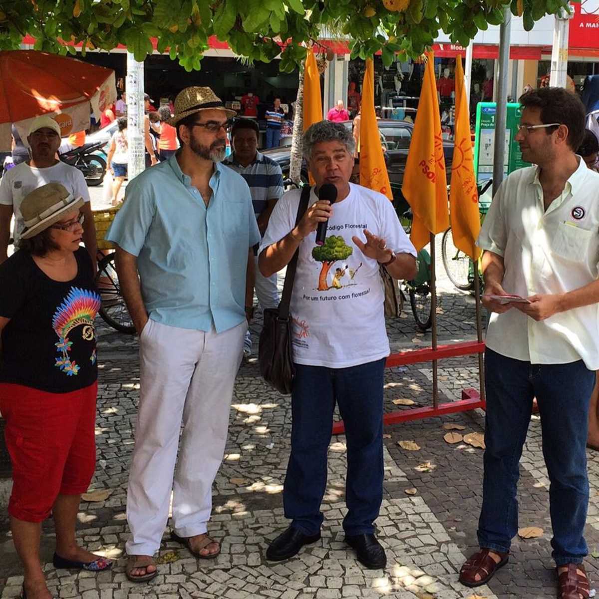 Deputado federal pelo Rio de Janeiro, Chico Alencar fala ao microfone, ao lado dos vereadores de Fortaleza, Toinha Rocha e João Alfredo, e do deputado estadual pelo Ceará, Renato Roseno, e com bandeiras do PSOL ao fundo