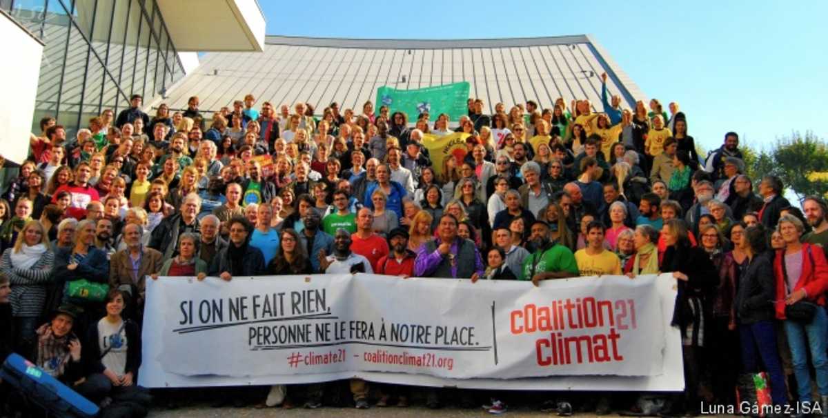 Manifestantes em defesa do clima exibem faixa em Paris: Se não fizermos nada, ninguém fará em nosso lugar