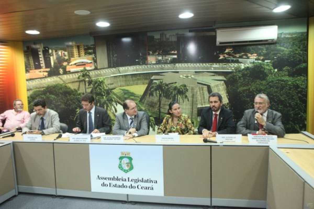 Deputados estaduais do Ceará, vereadores de Fortaleza e representante de movimentos sociais compuseram a mesa do seminário