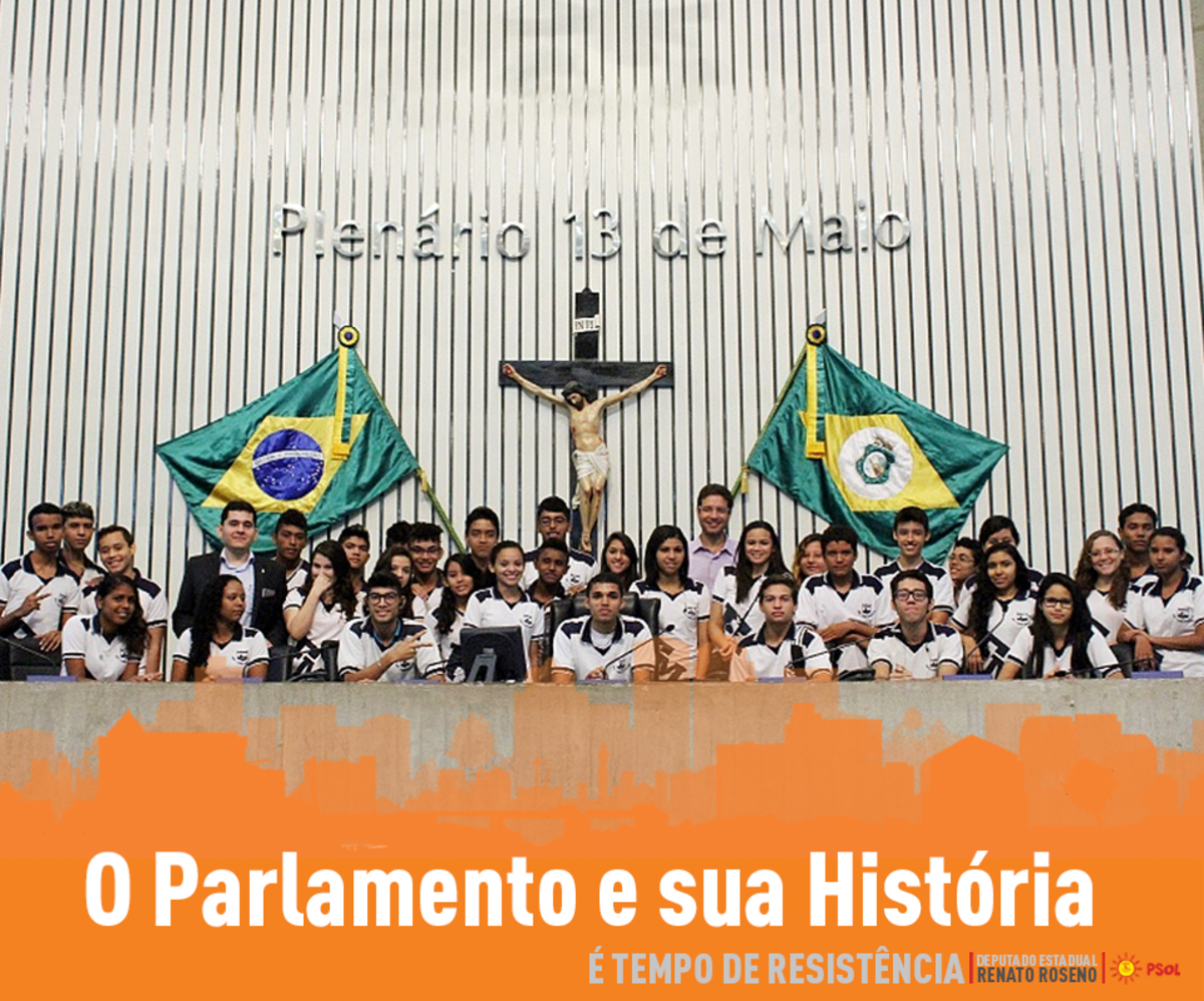 Estudantes da Escola de Ensino Fundamental e Médio Flávio Marcílio, com o deputado Renato Roseno no plenário da Assembleia Legislativa, na mesa onde ficam os deputados que dirigem os trabalhos, onde se lê ao fundo 